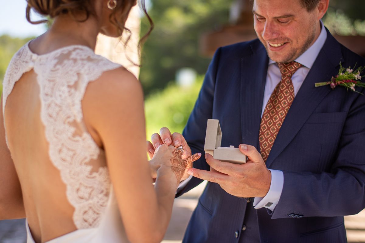Novio colocando el anillo a la novia durante la ceremonia