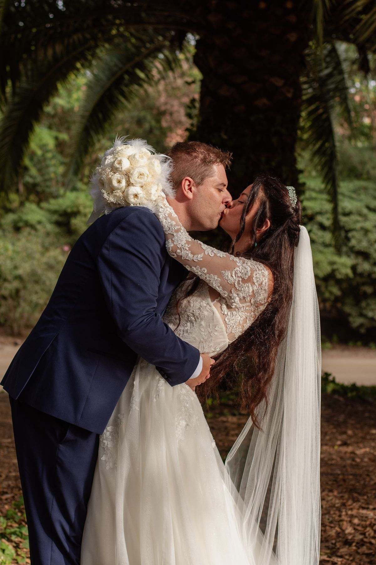 Novios en entorno natural con vegetación