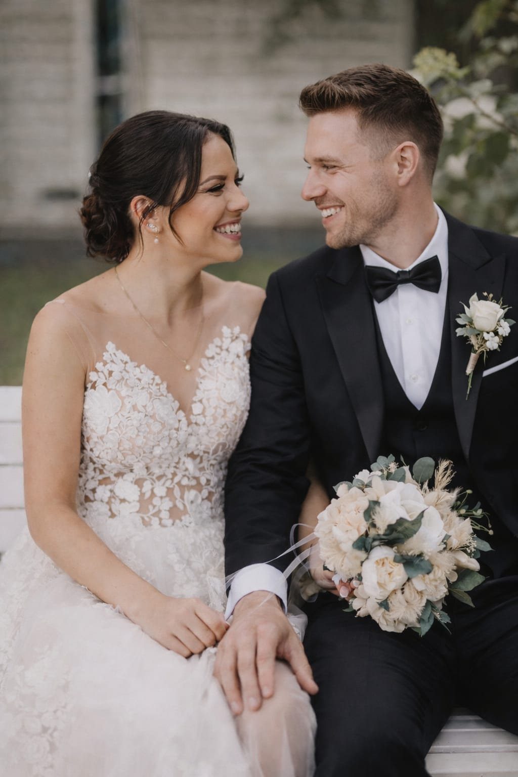 Fotógrafa de bodas en Cubelles pareja de novios sentados mirándose