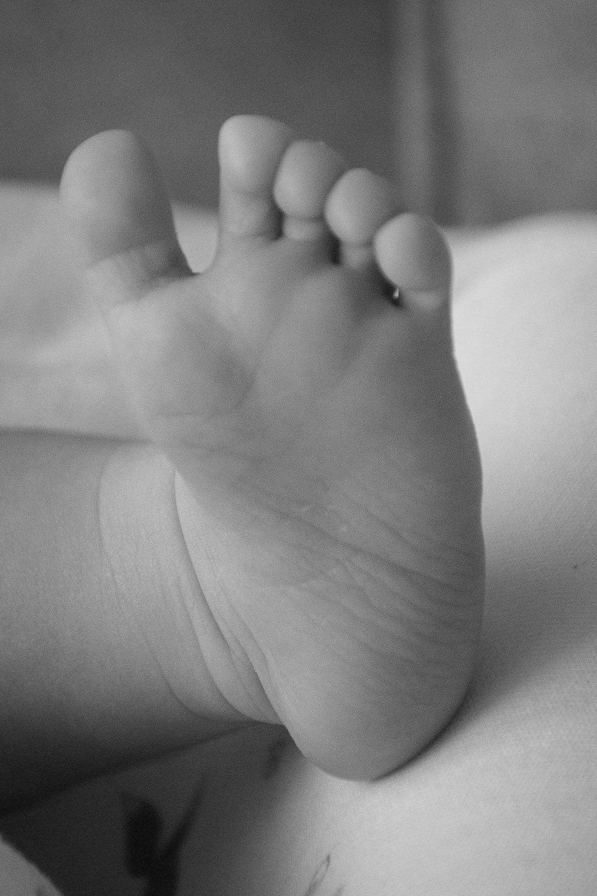 Bebé newborn envuelto en tela suave durmiendo