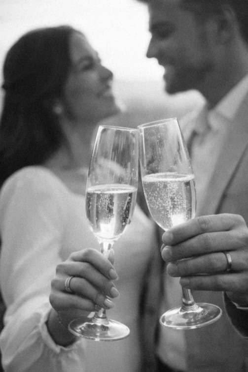 Fotógrafa de bodas en Altafulla pareja brindando con copas de cava