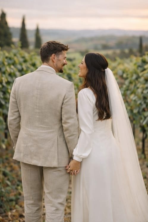 Fotógrafa de bodas en El Vendrell pareja de novios caminando entre viñedos